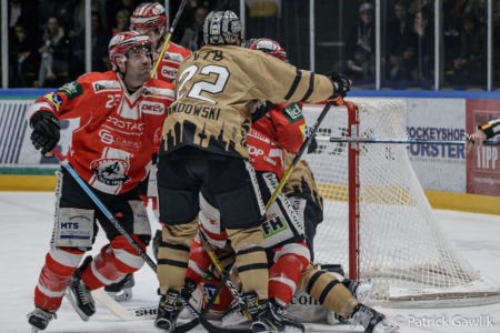 Eduard Lewandowski (Löwen Frankfurt) & Tyler Fiddler (EC Bad Nauheim), Löwen Frankfurt vs. EC Bad Nauheim, Frankfurt, Eissporthalle, 11.2.2020