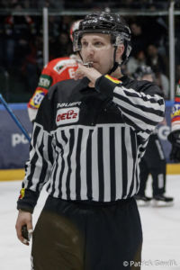 Ein Mann mit einer Pfeife beim Pfeifen, Löwen Frankfurt vs. EC Bad Nauheim, Frankfurt, Eissporthalle, 11.2.2020