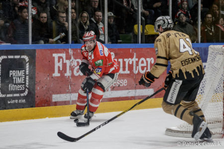 Steve Slaton (EC Bad Nauheim) & Maximilian Eisenmenger (Löwen Frankfurt), Löwen Frankfurt vs. EC Bad Nauheim, Frankfurt, Eissporthalle, 11.2.2020