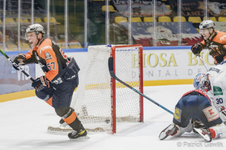 Tor zum 2:2 durch Christian Kretschmann (Löwen Frankfurt), Löwen Frankfurt vs. Heilbronner Falken, Frankfurt, Eissporthalle Frankfurt, 13.11.2020