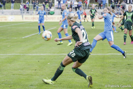 Flanek von Lena Goeßling (VfL Wolfsburg), 1. FFC Frankfurt vs. VfL Wolfsburg, Frankfurt, Stadion am Brentanobad, 20.10.2019
